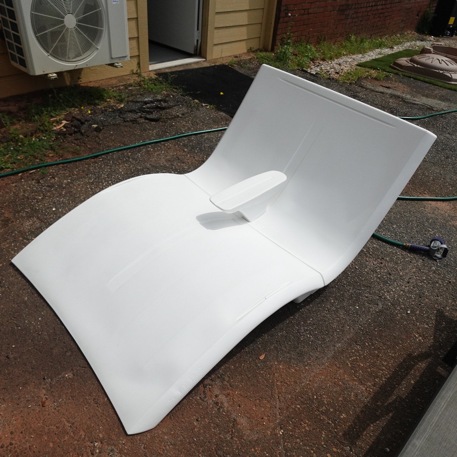PRE-ORDER! Step2 Vero Oversized Pool Lounger Luxury In-Pool Baja Sun White