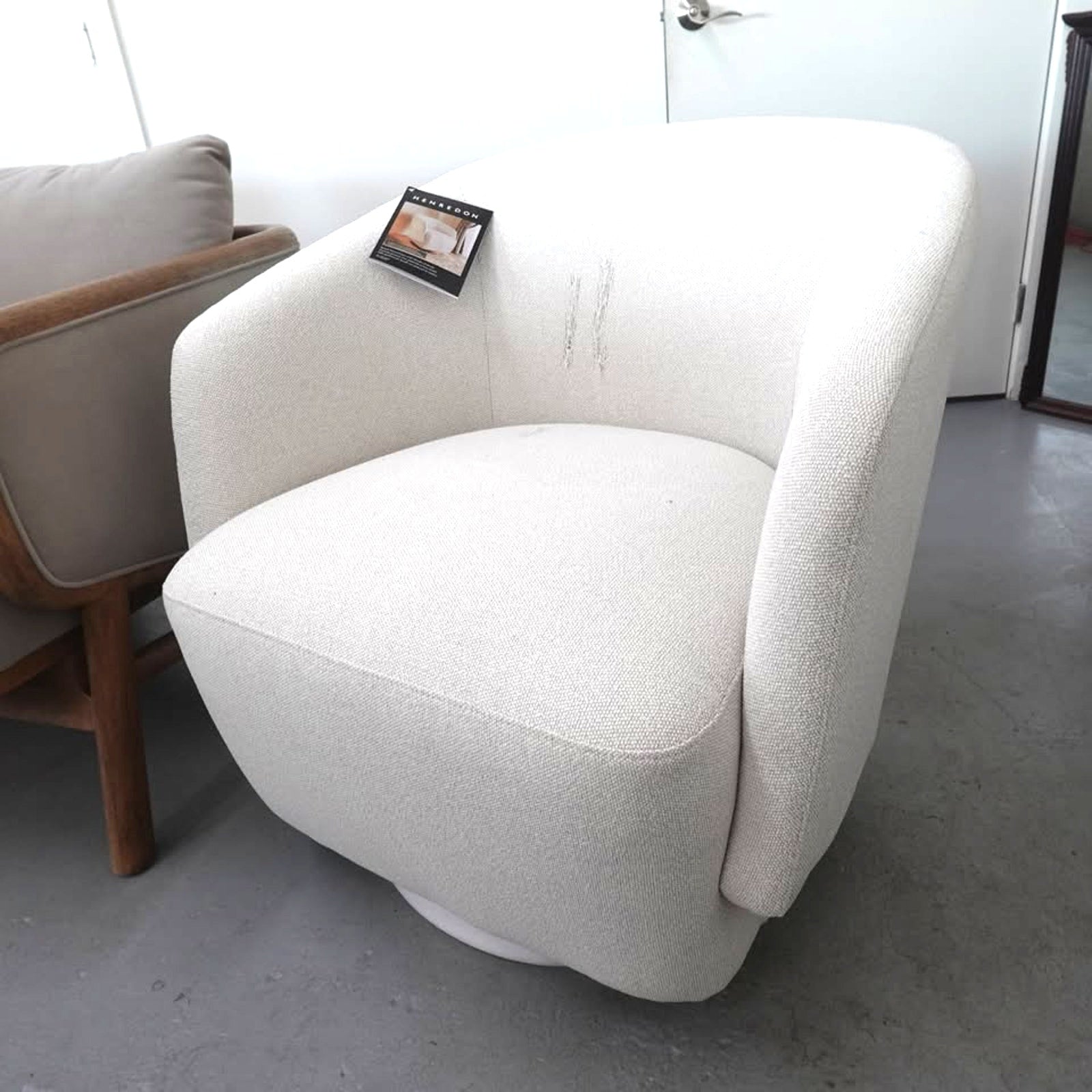 Henredon Murphy Boucle Swivel Accent Chair Ivory Cream Barrel Chair (see pictures)