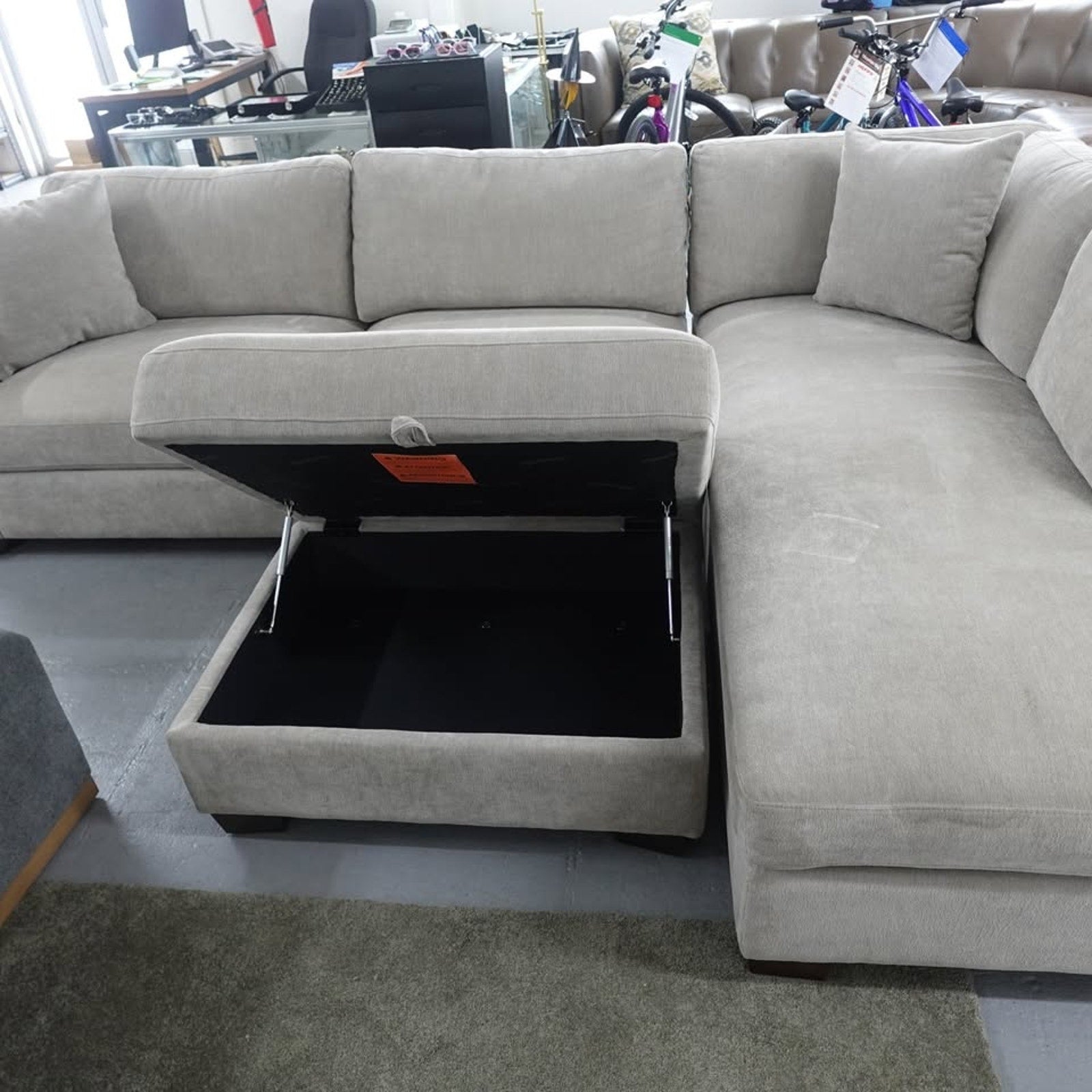 Thomasville Walsen Sectional with Storage Ottoman