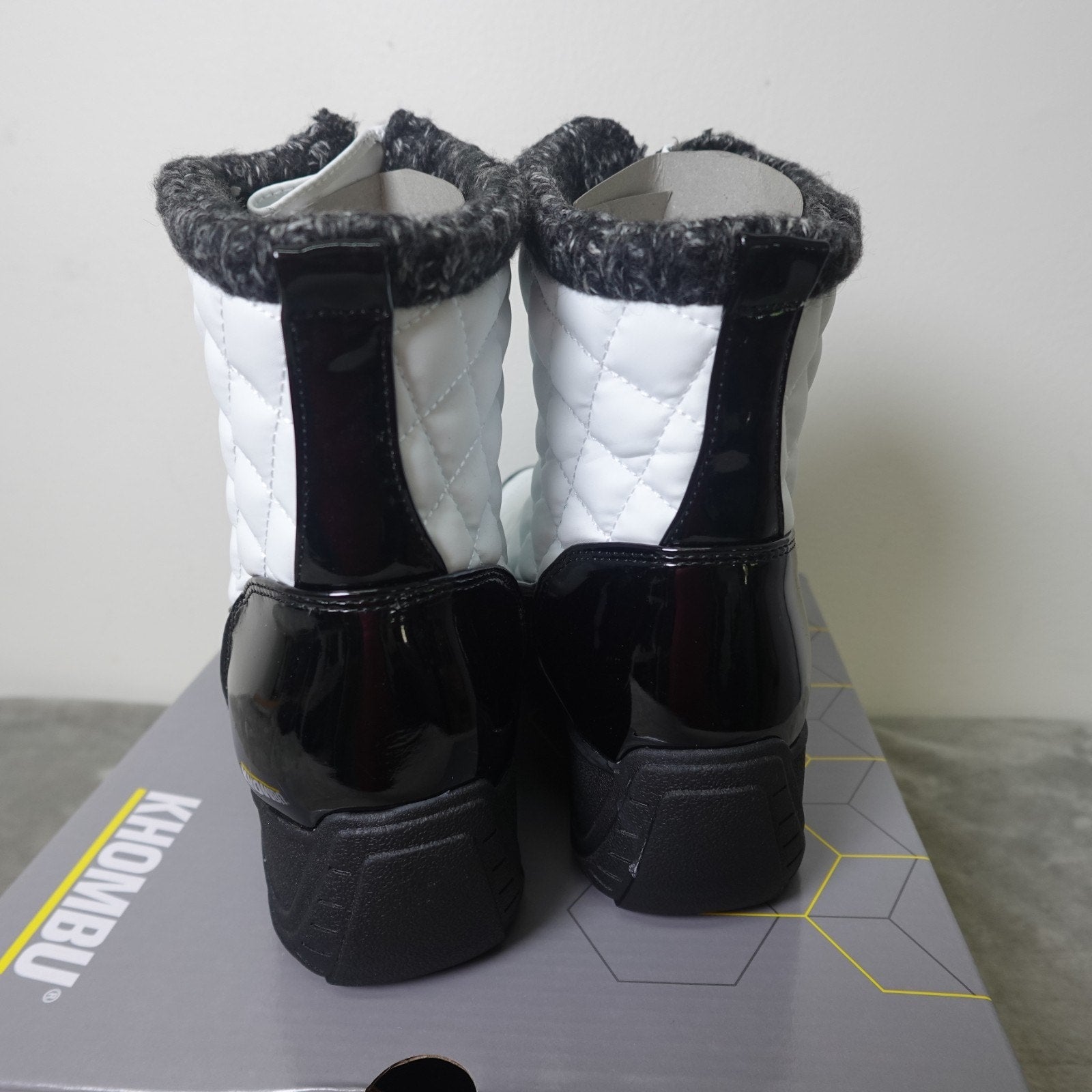 Khombu Megan Women’s 7.5 Winter Snow Boots Waterproof Zip White Black NIB Warm