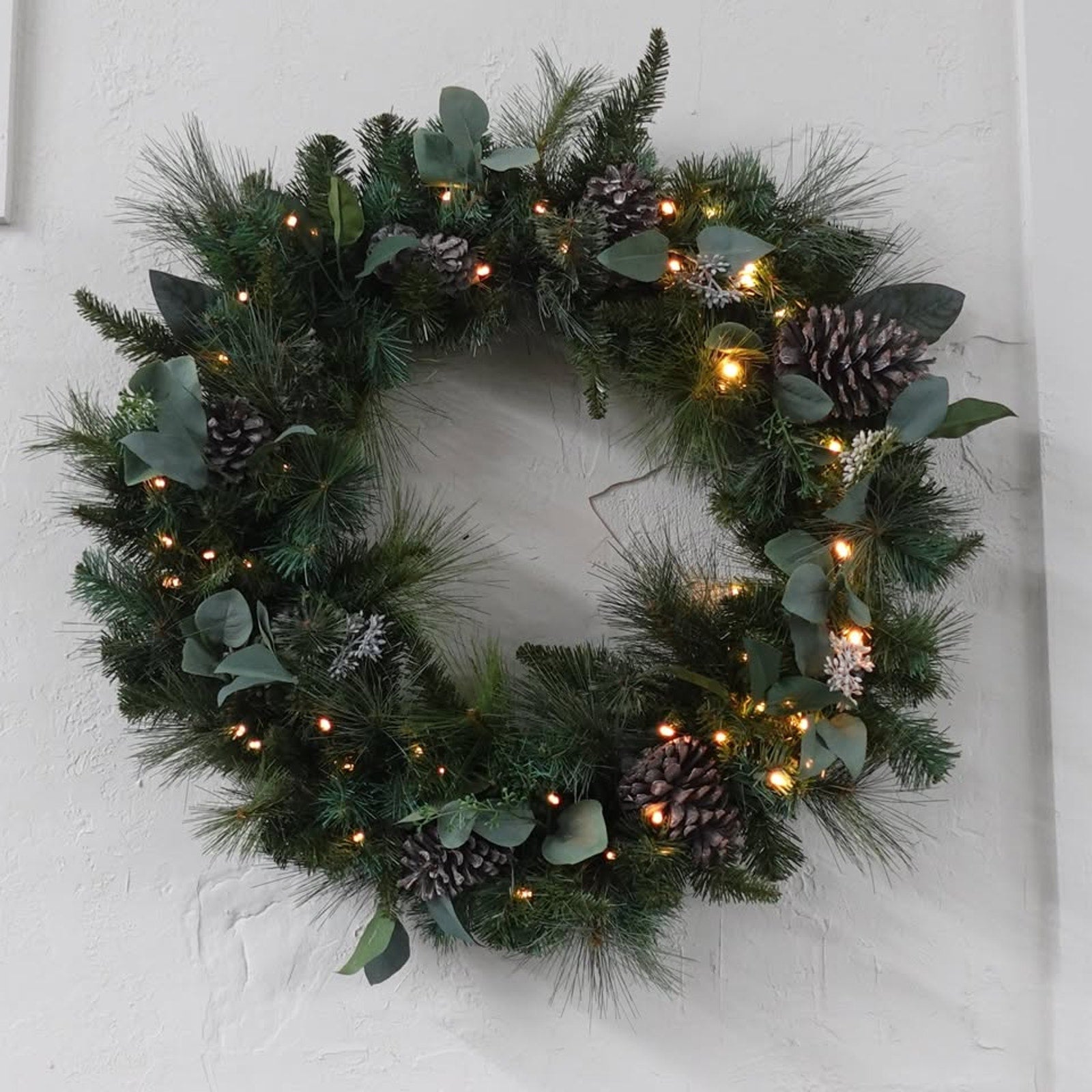 81 cm (32 in.) Pre-Lit Wreath with 50 Battery Operated LED Lights