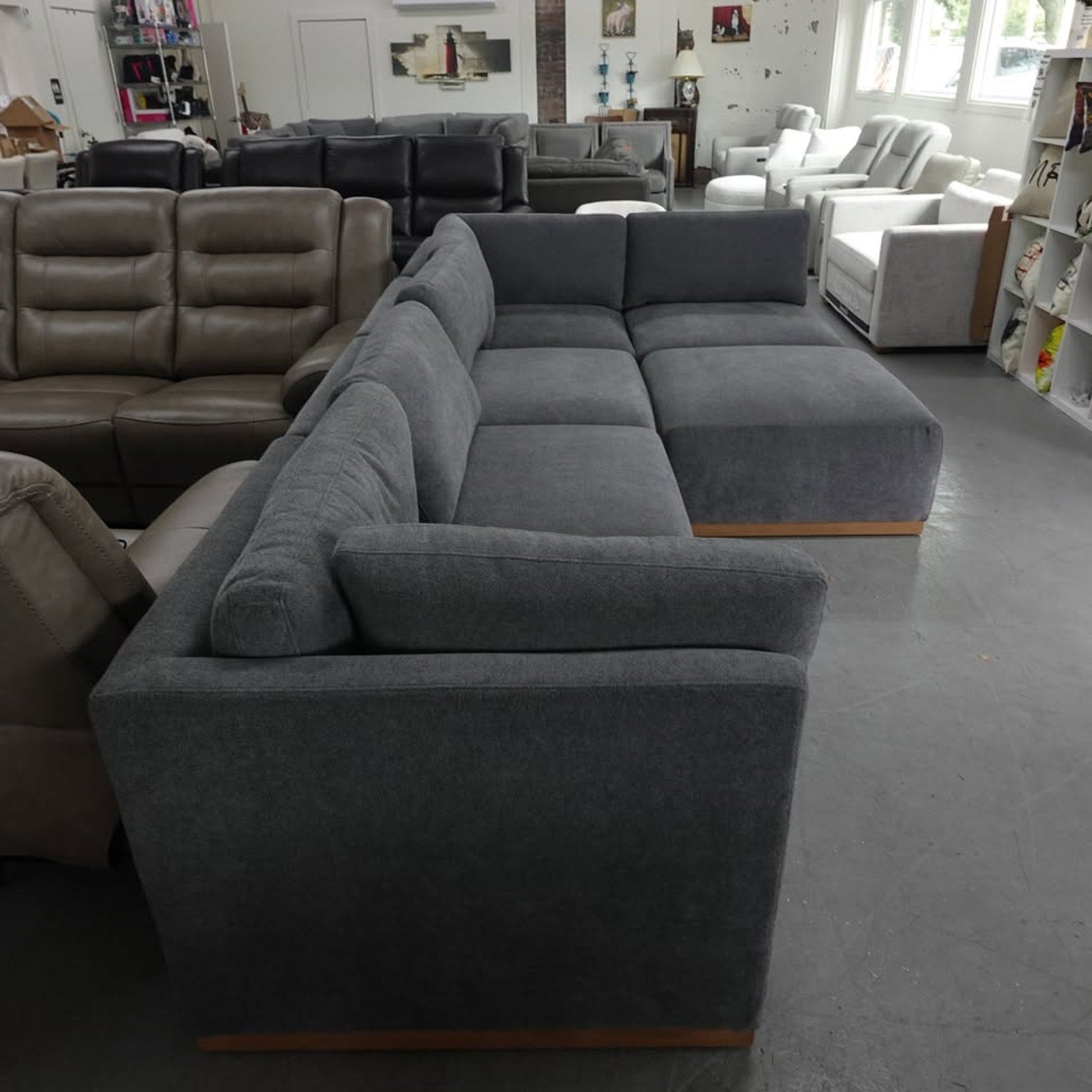 Henredon Murphy Fabric Modular Sectional with Ottoman
