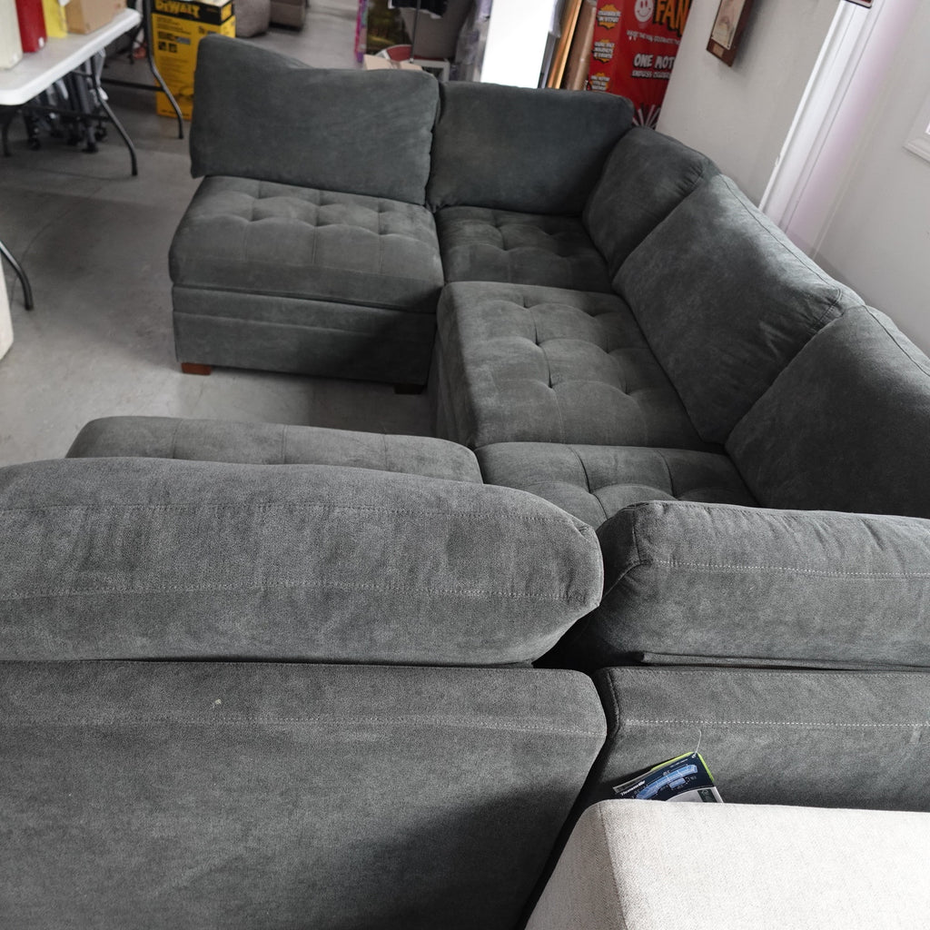 Pet-Preowned Thomasville Tisdale Modular Sectional 6-piece Dark Gray w/ Storage Ottoman