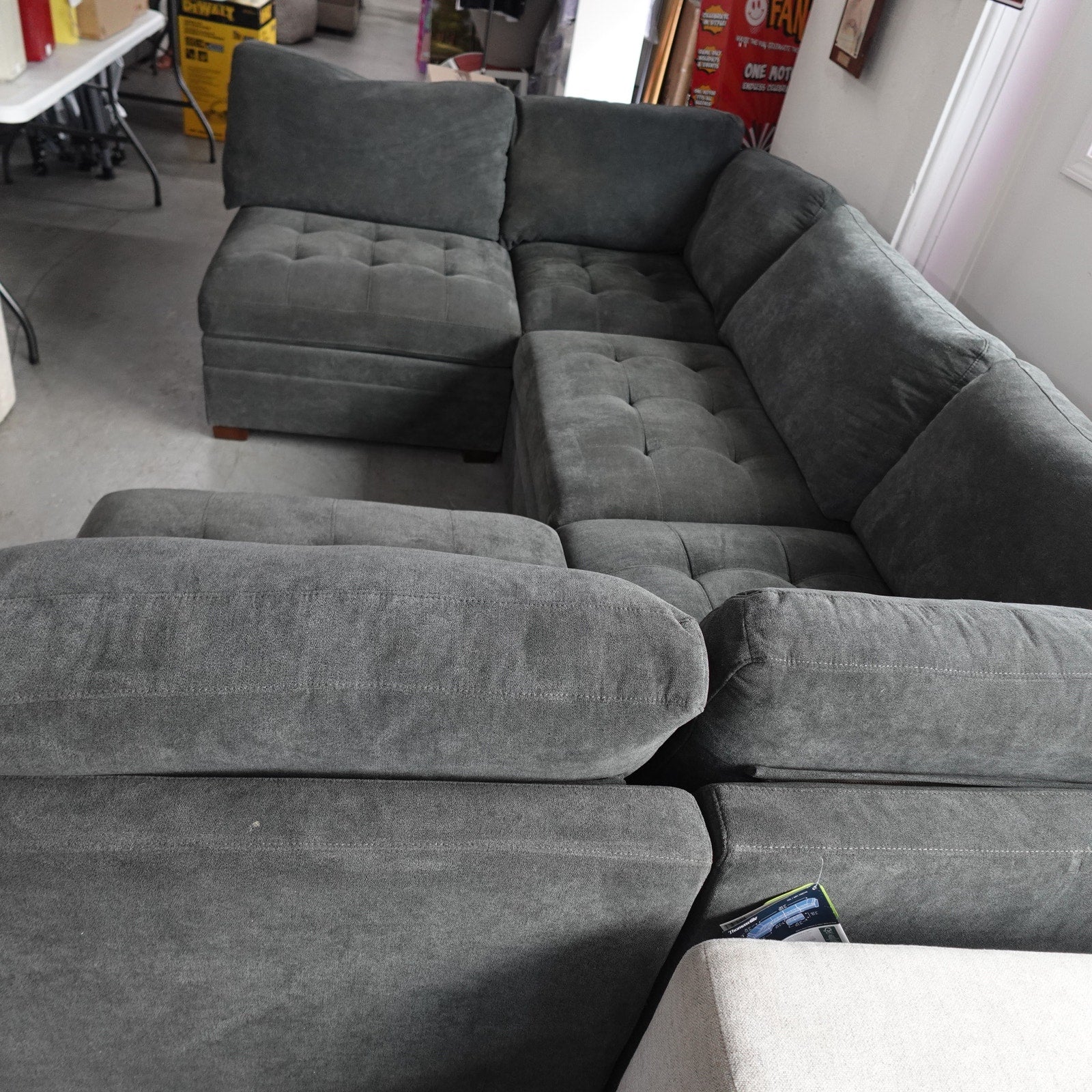 Pet-Preowned Thomasville Tisdale Modular Sectional 6-piece Dark Gray w/ Storage Ottoman