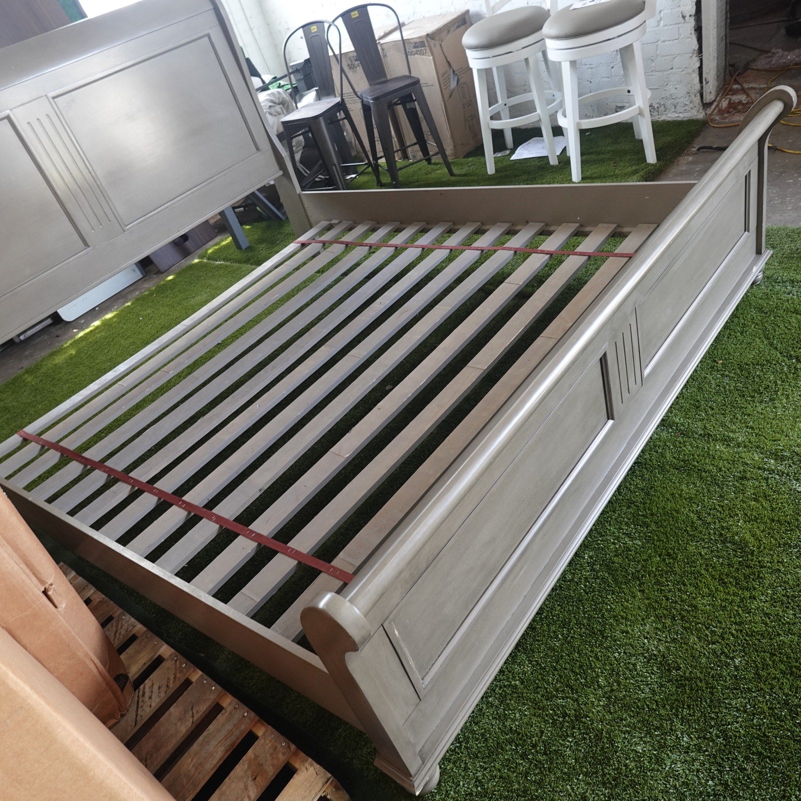 Abbyson Caymen King Platform Bed Gray Wood Panel headboard/footboard