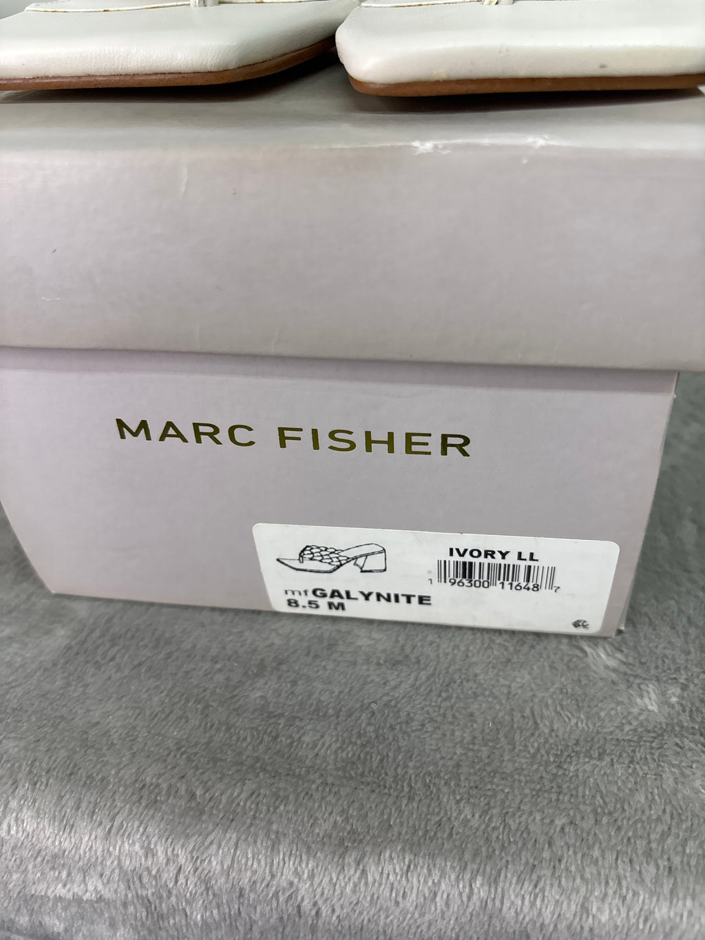 Marc fisher flat thong sandals