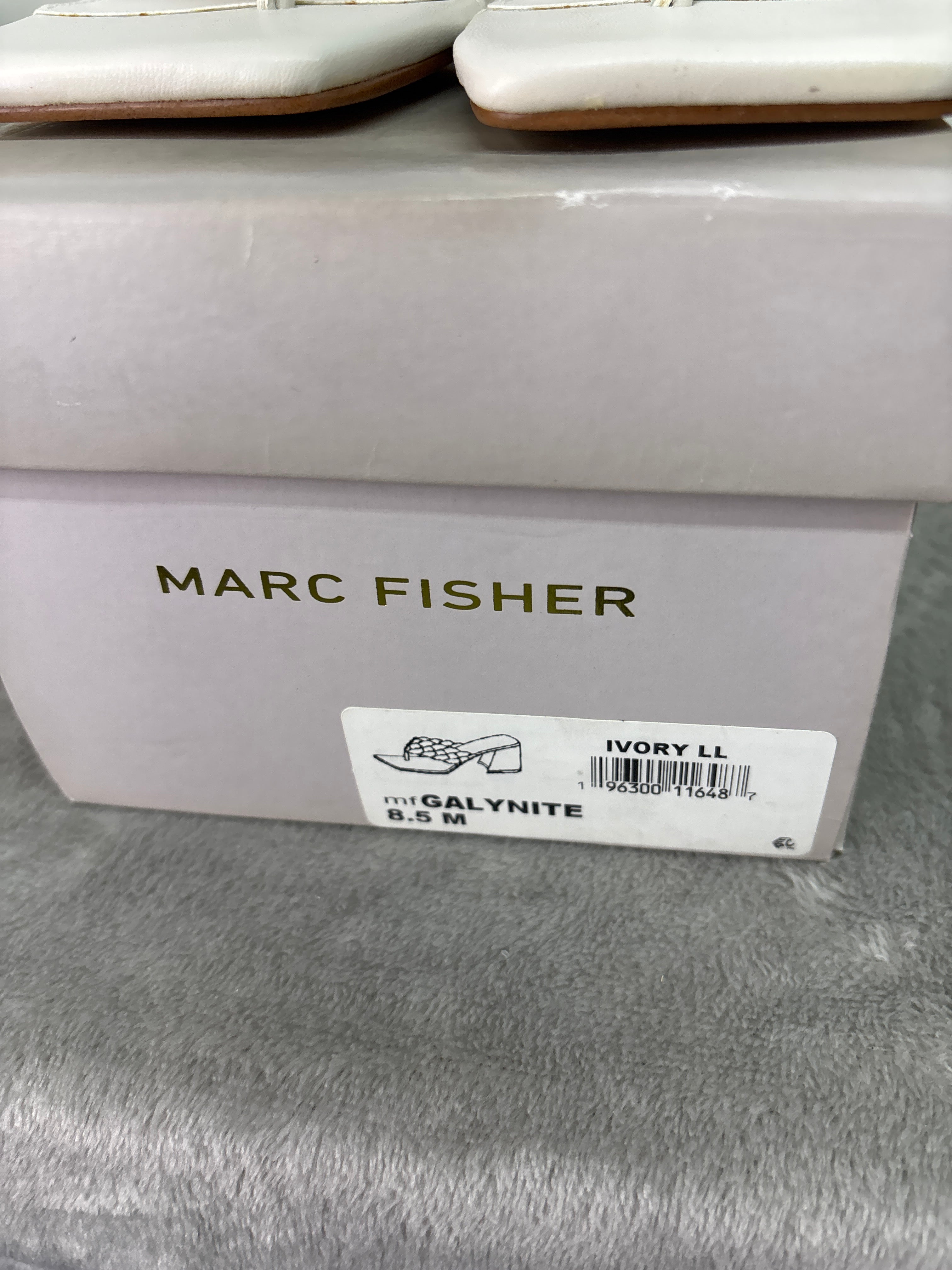 Marc fisher flat thong sandals