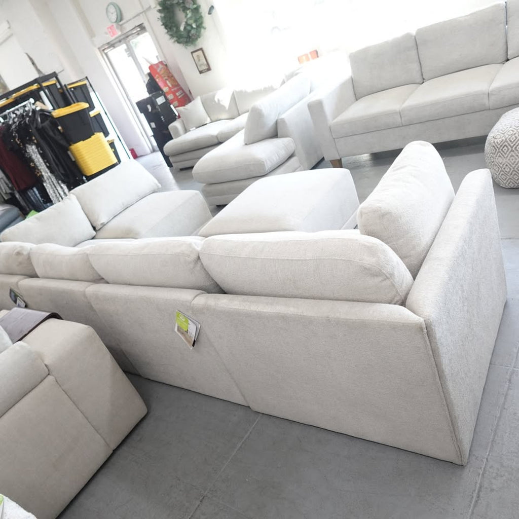 Thomasville Fallon Modular Sectional 6-piece Cream with Ottoman