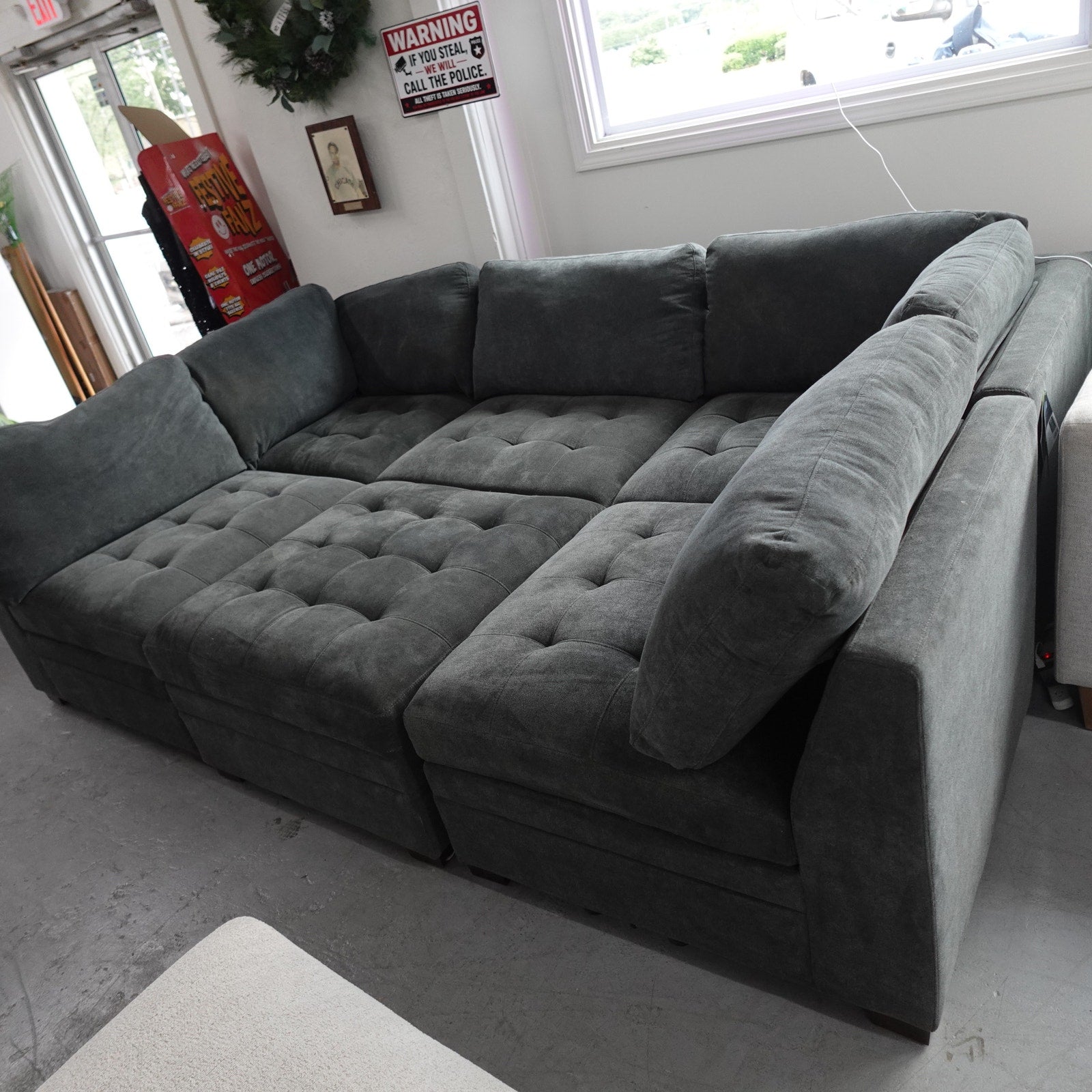 Pet-Preowned Thomasville Tisdale Modular Sectional 6-piece Dark Gray w/ Storage Ottoman