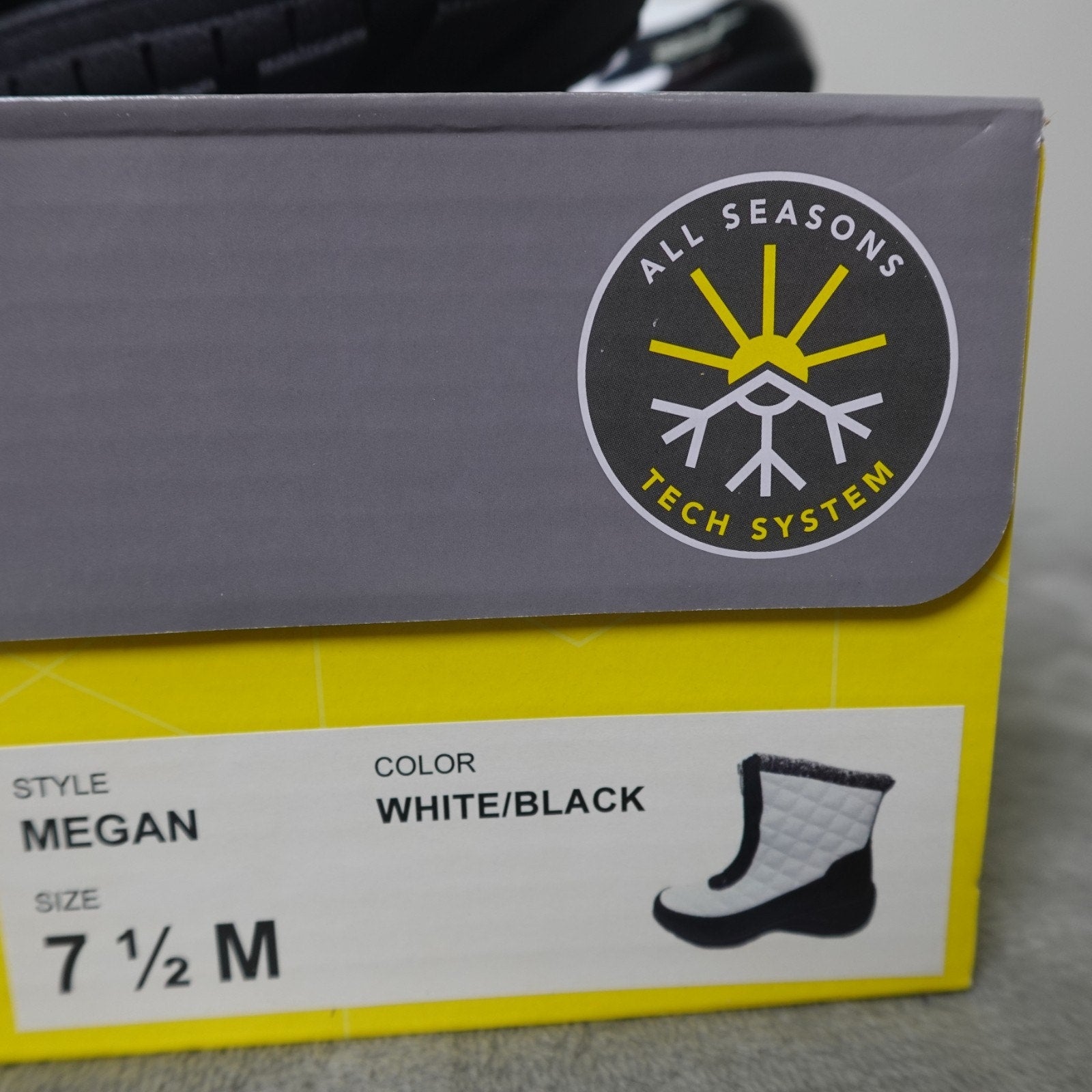 Khombu Megan Women’s 7.5 Winter Snow Boots Waterproof Zip White Black NIB Warm