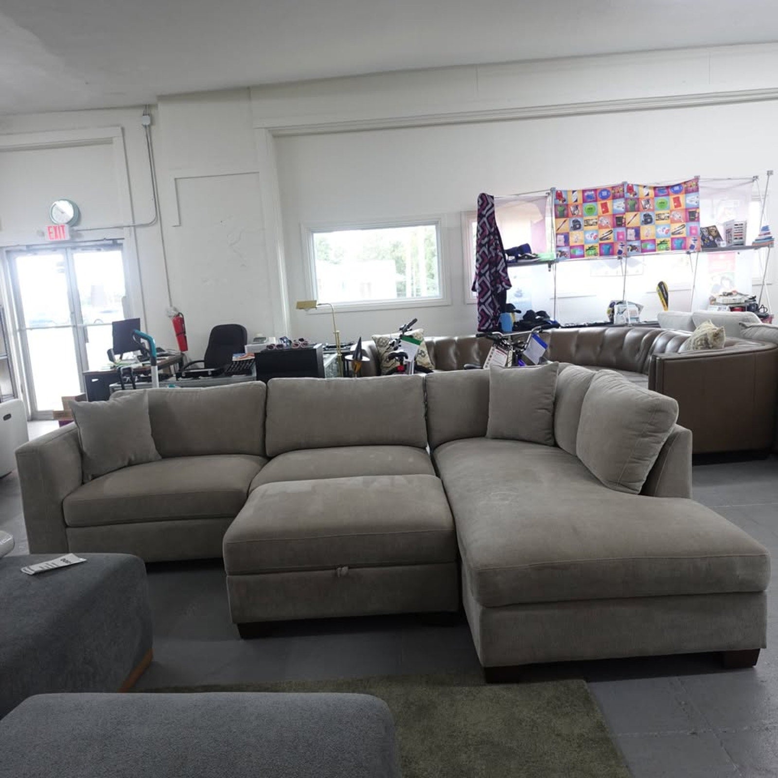 Thomasville Walsen Sectional with Storage Ottoman
