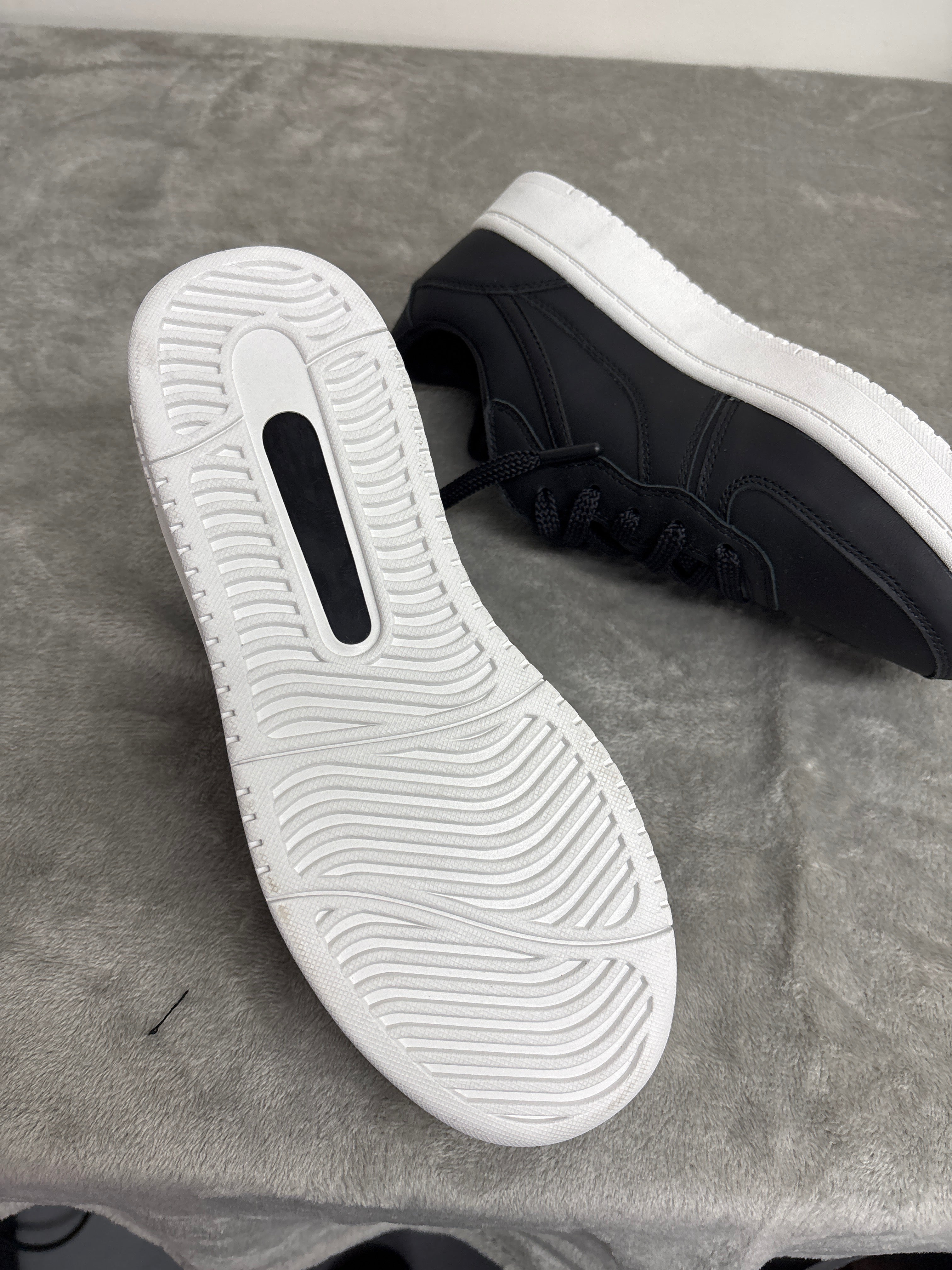 Label black low top Sneakers