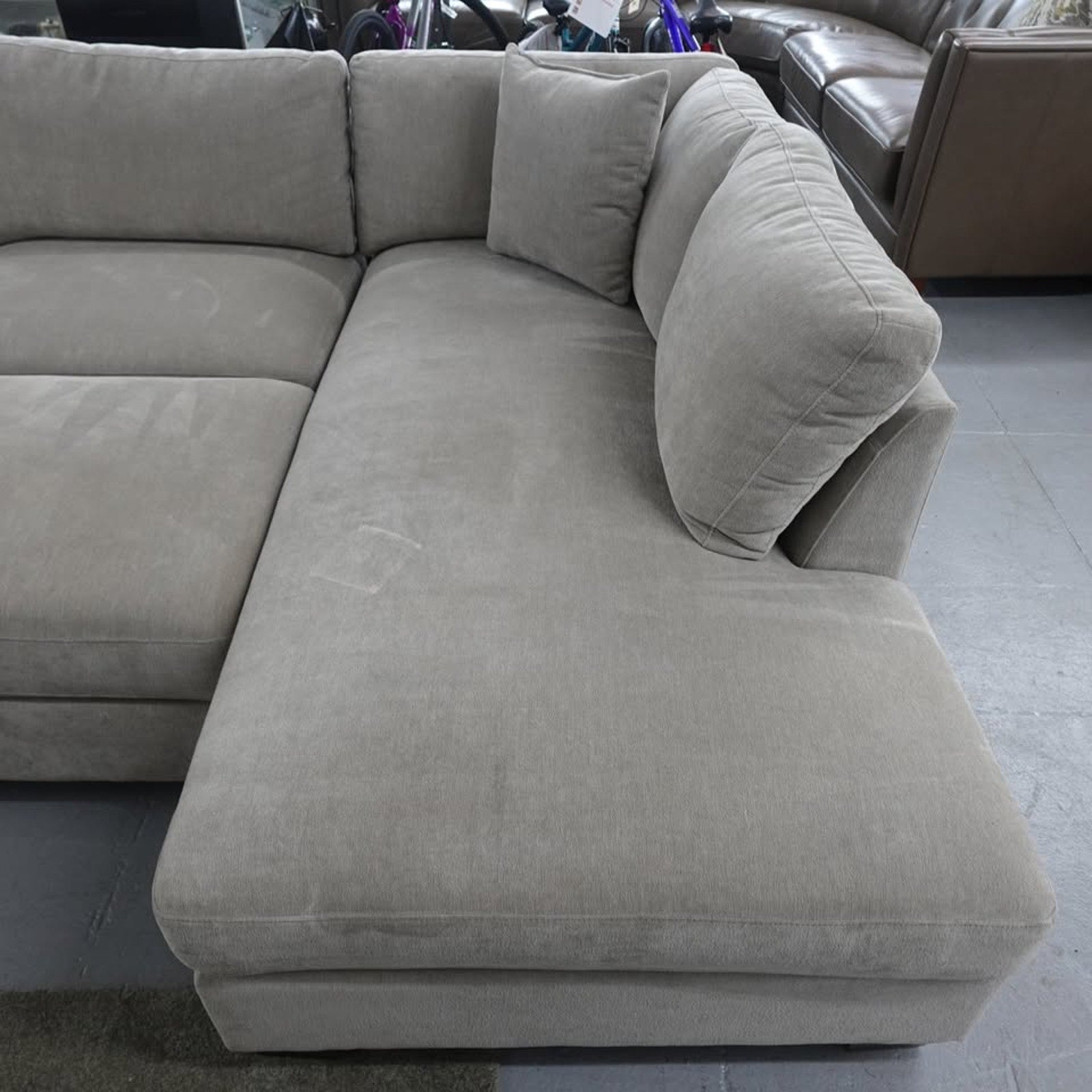 Thomasville Walsen Sectional with Storage Ottoman