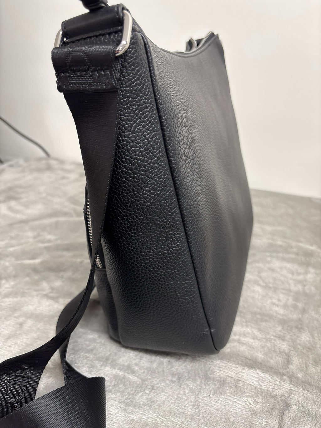 Calvin Klein Lorelai Signature Messenger – Women's Messenger Bag