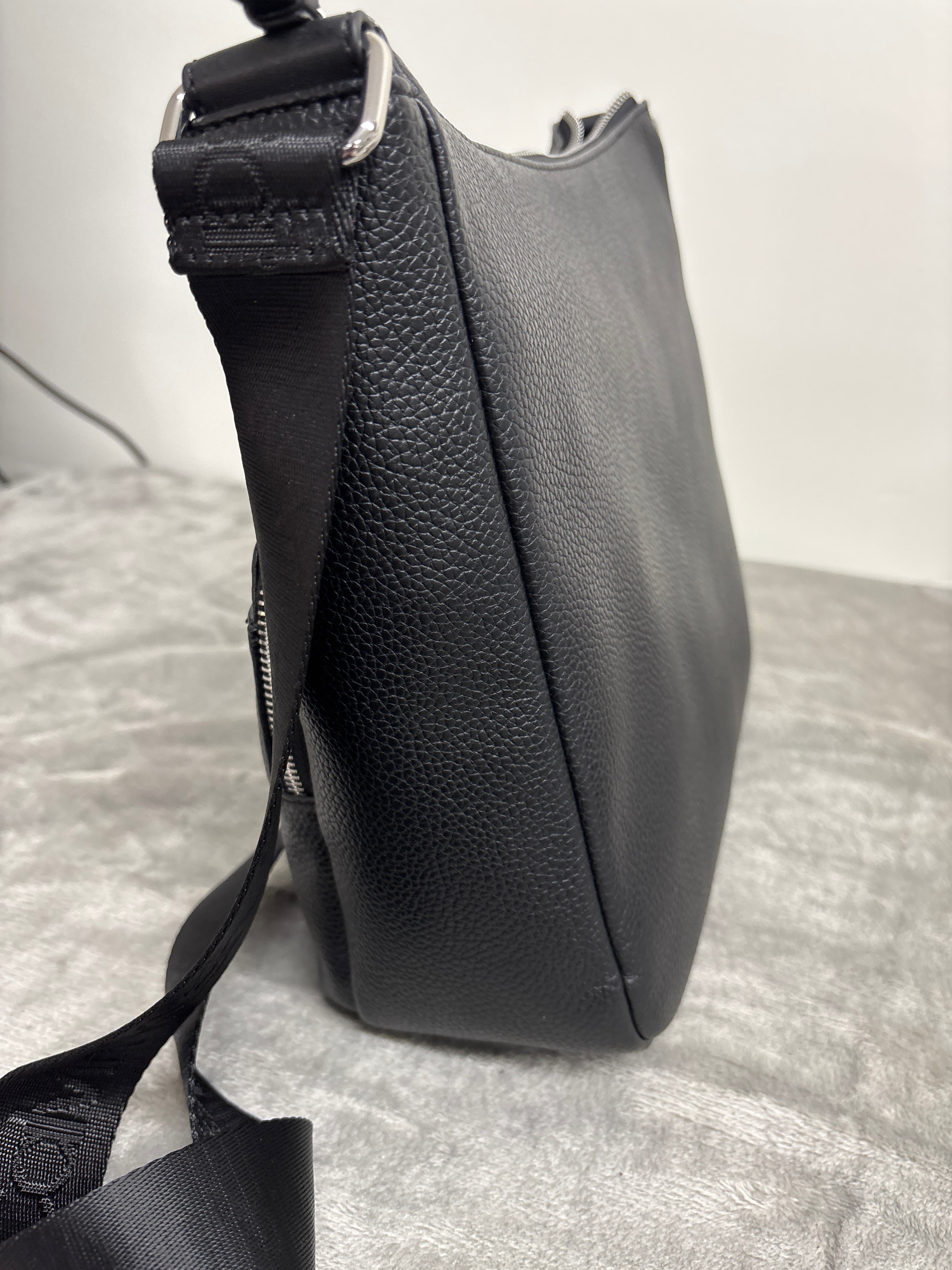 Calvin Klein Lorelai Signature Messenger – Women's Messenger Bag