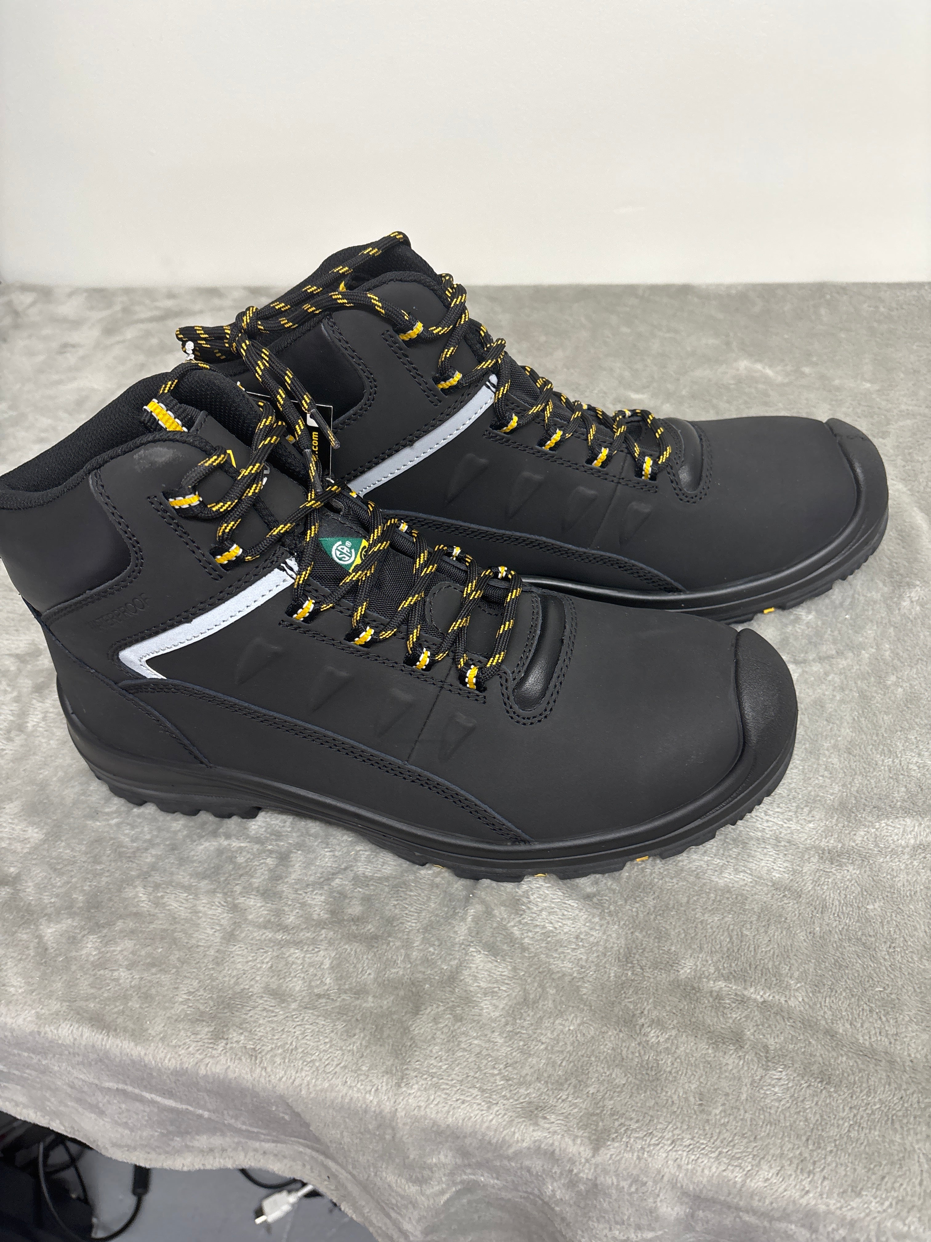 Terra Findlay 13 CSA Black composite safety toe.