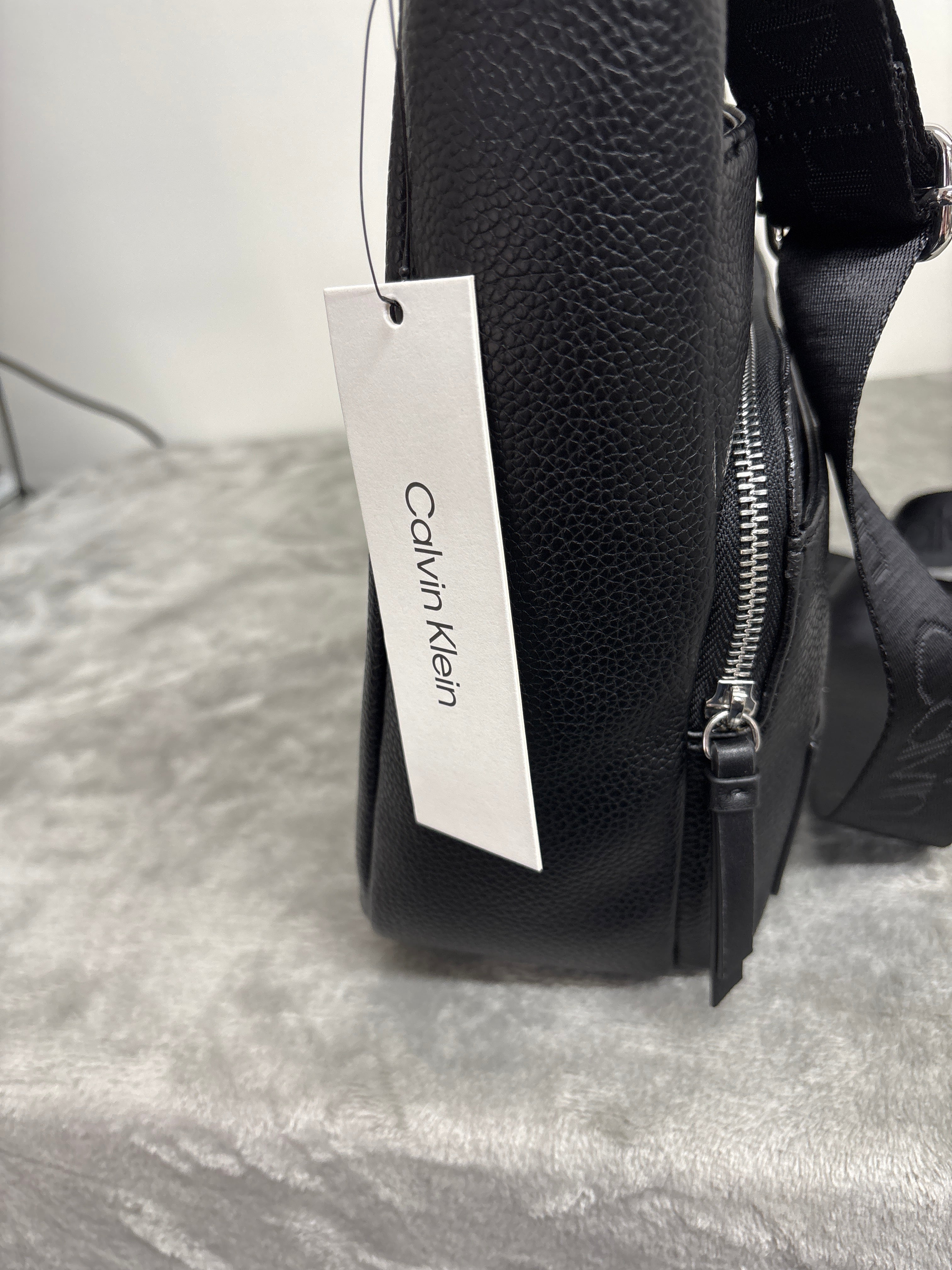 Calvin Klein Lorelai Signature Messenger – Women's Messenger Bag