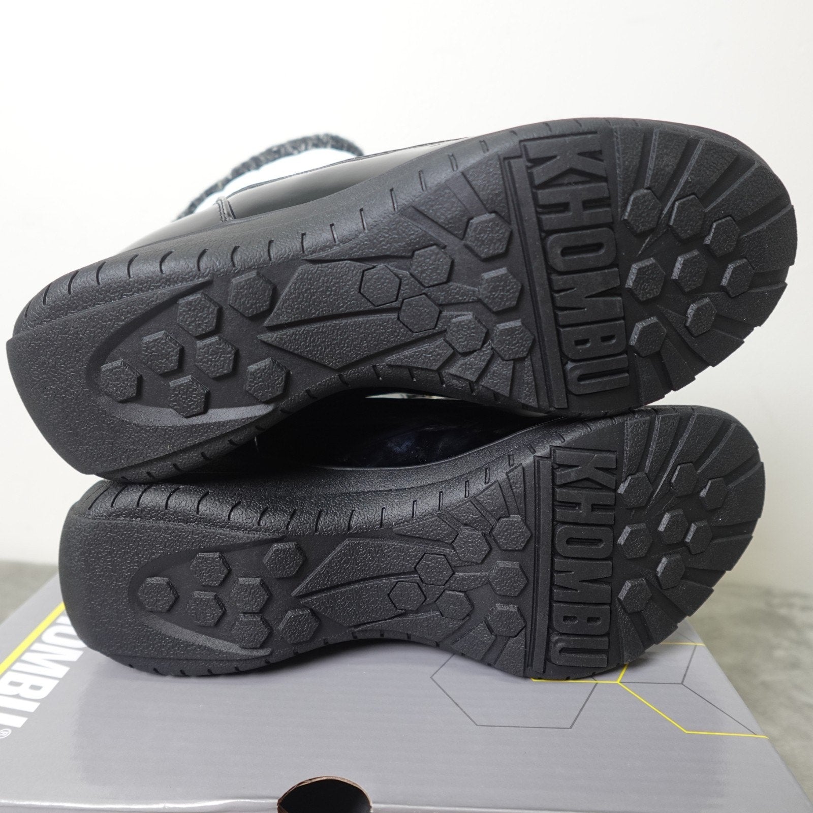 Khombu Megan Women’s 7.5 Winter Snow Boots Waterproof Zip White Black NIB Warm