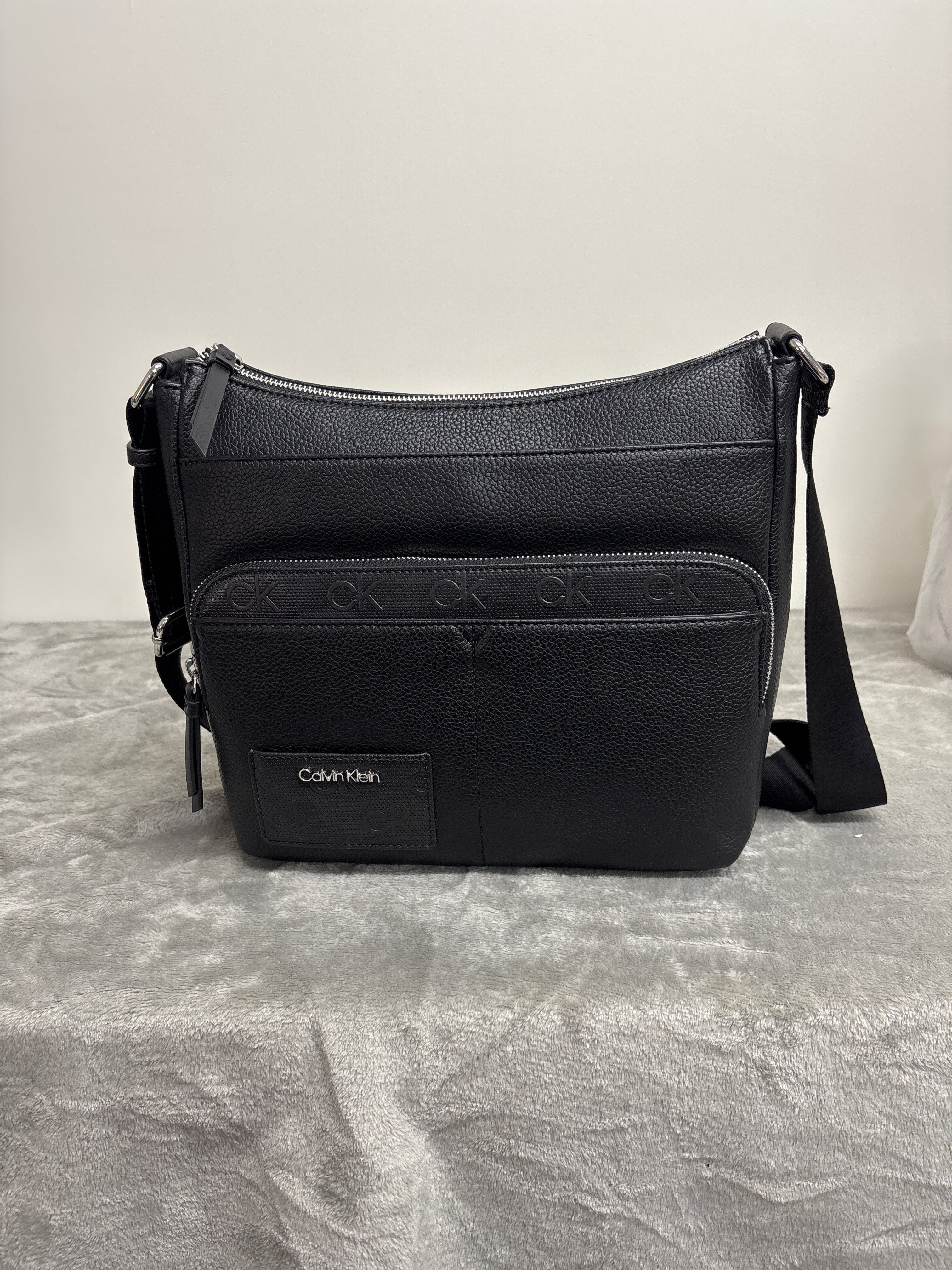 Calvin Klein Lorelai Signature Messenger – Women's Messenger Bag