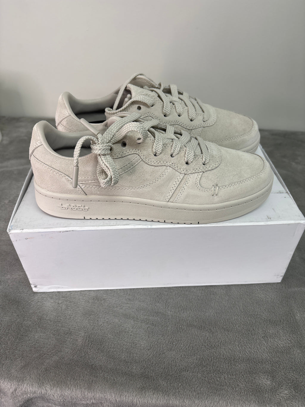 Label  whit sneakers
