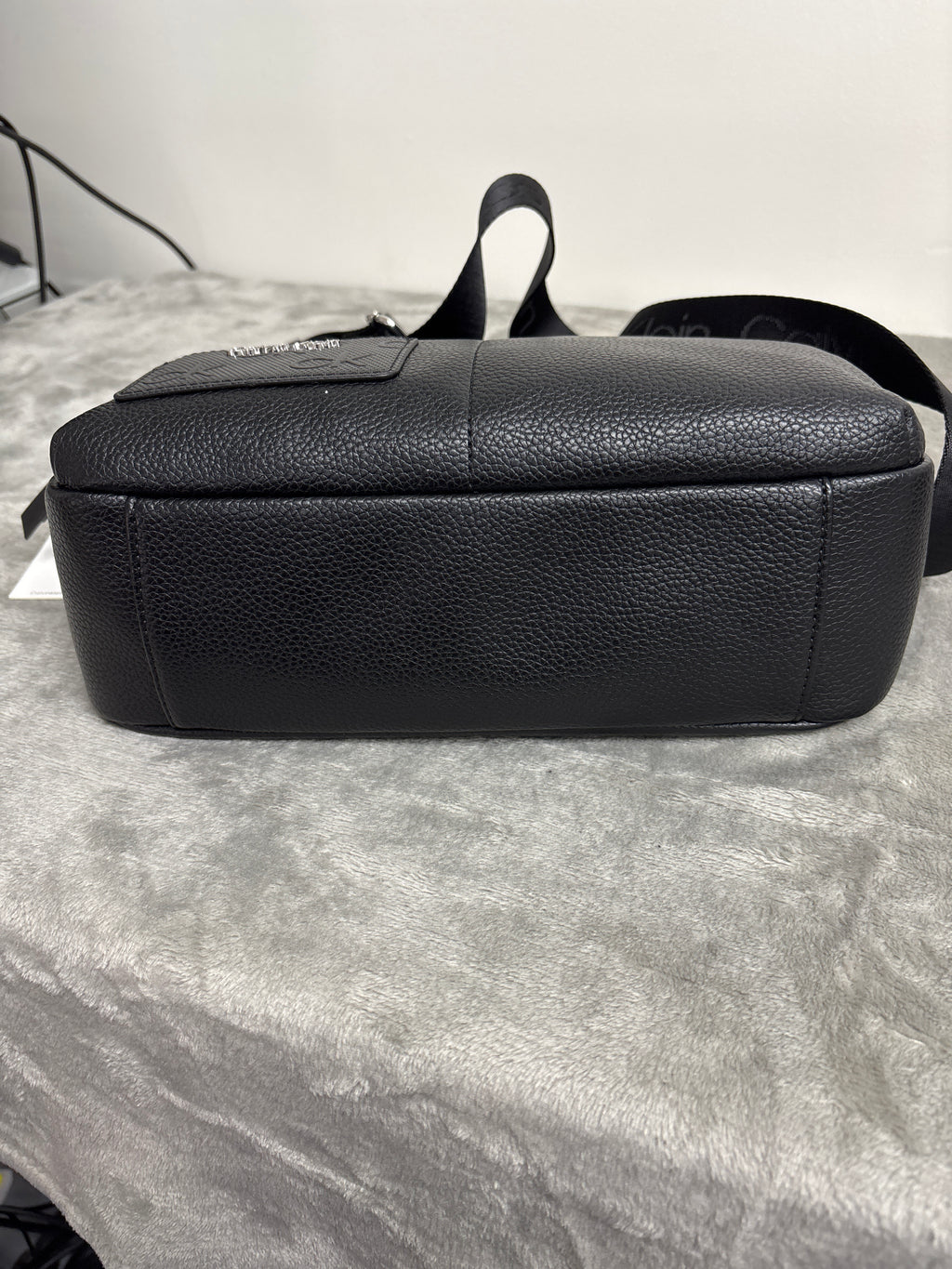 Calvin Klein Lorelai Signature Messenger – Women's Messenger Bag