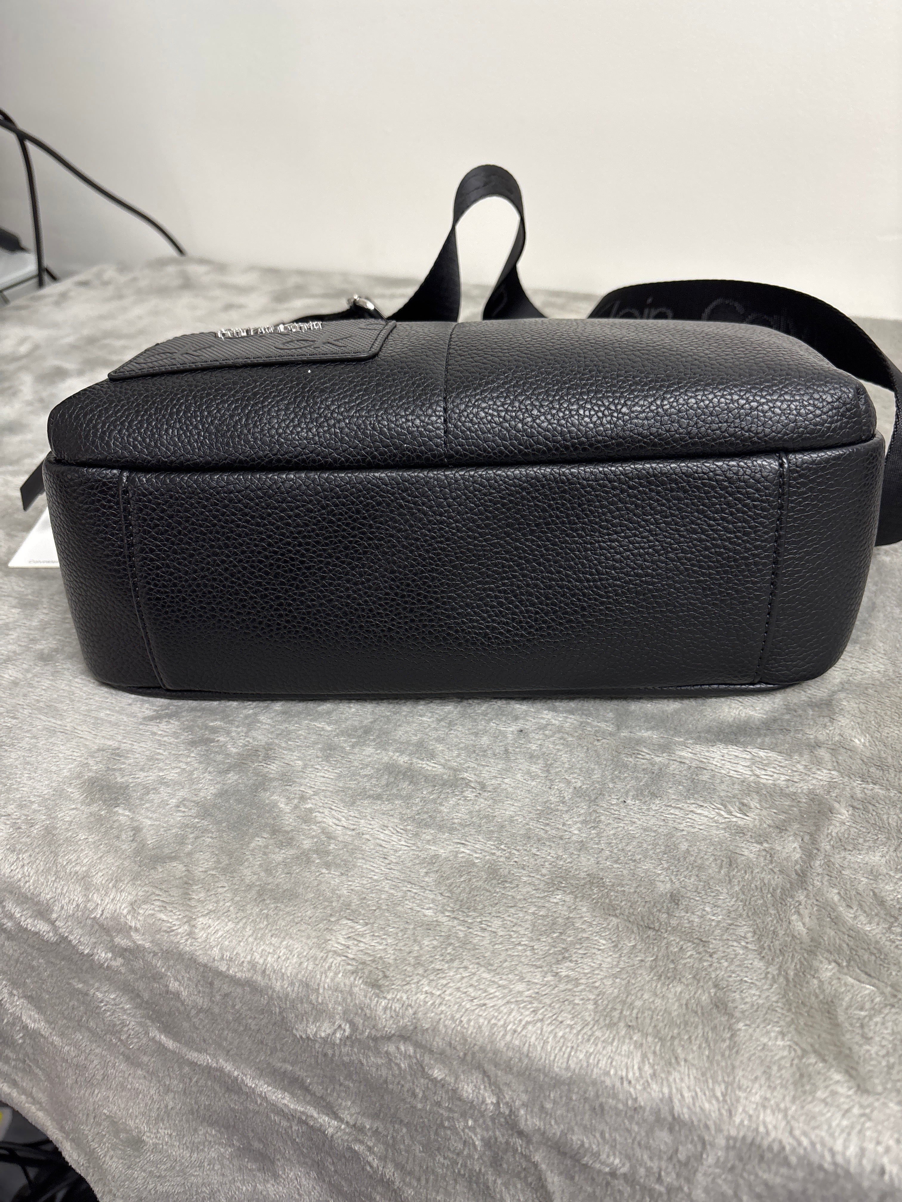 Calvin Klein Lorelai Signature Messenger – Women's Messenger Bag