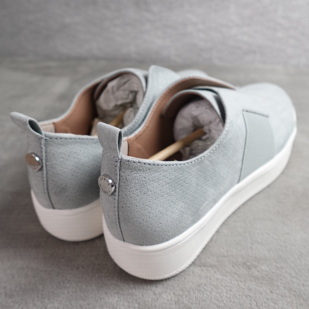 Steve Madden Brad Light Blue Women's Size 8 Slip On Sneakers BRADO1S1