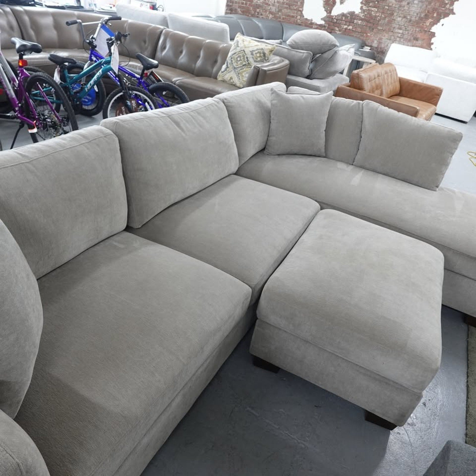 Thomasville Walsen Sectional with Storage Ottoman