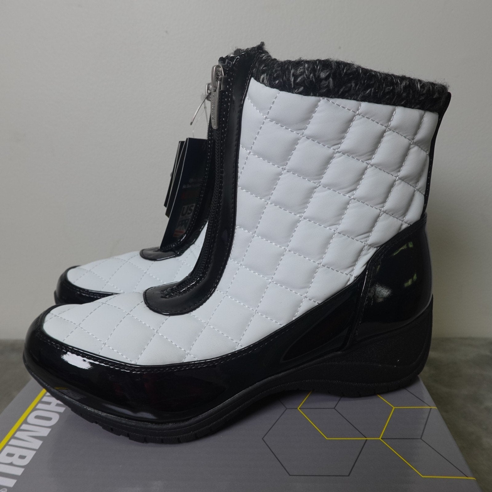 Khombu Megan Women’s 7.5 Winter Snow Boots Waterproof Zip White Black NIB Warm