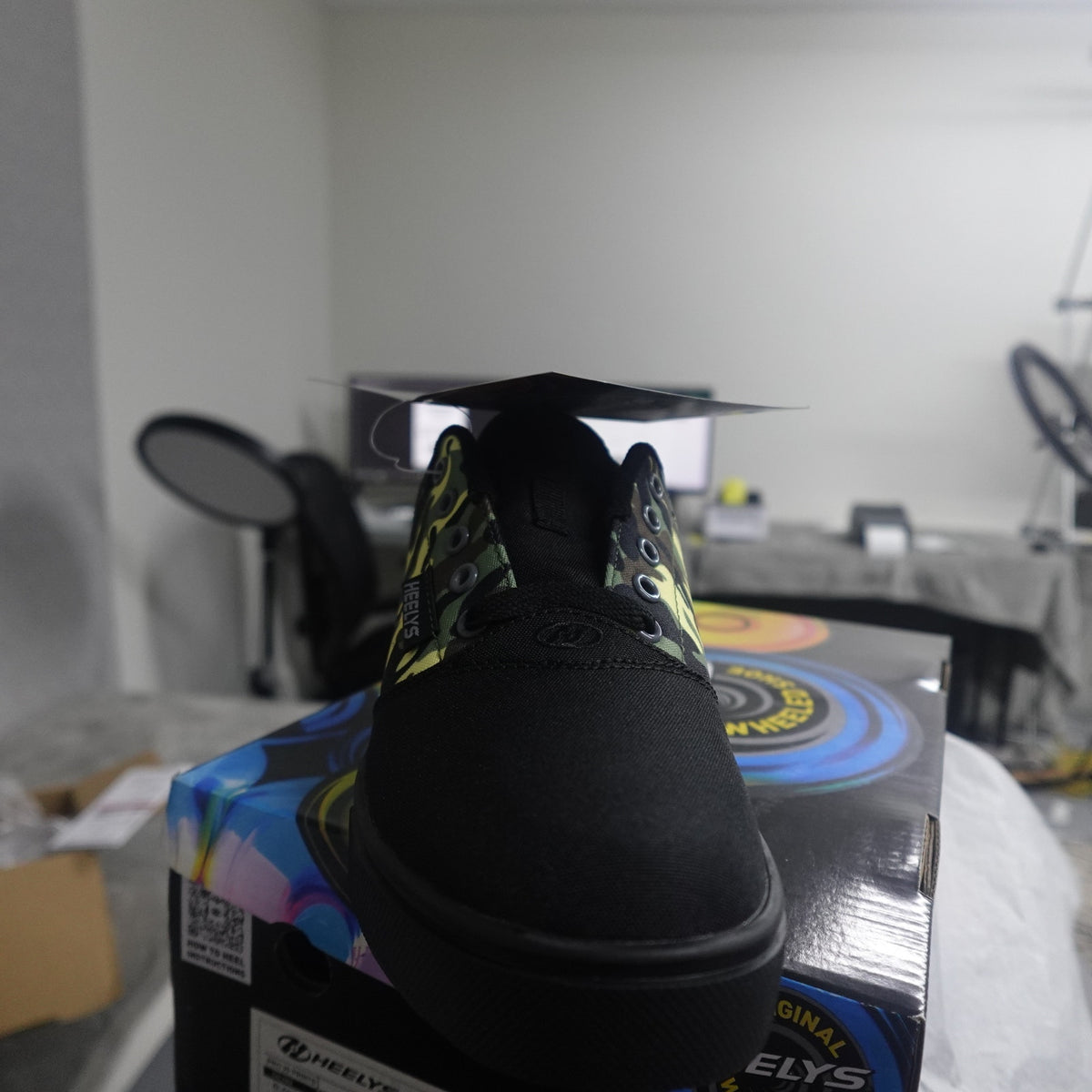Heely's pro 20's black and camo size 6