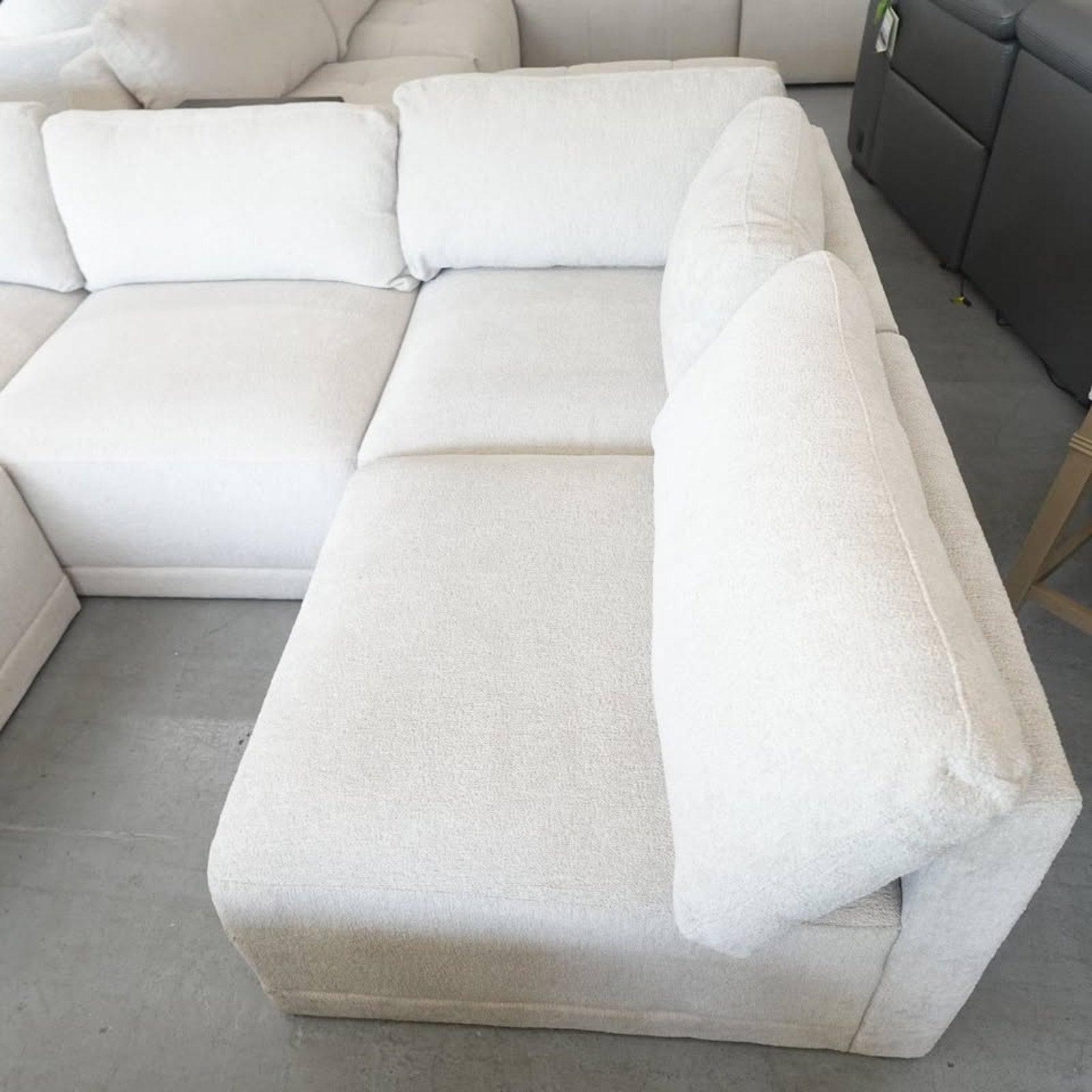 Thomasville Fallon Modular Sectional 6-piece Cream with Ottoman