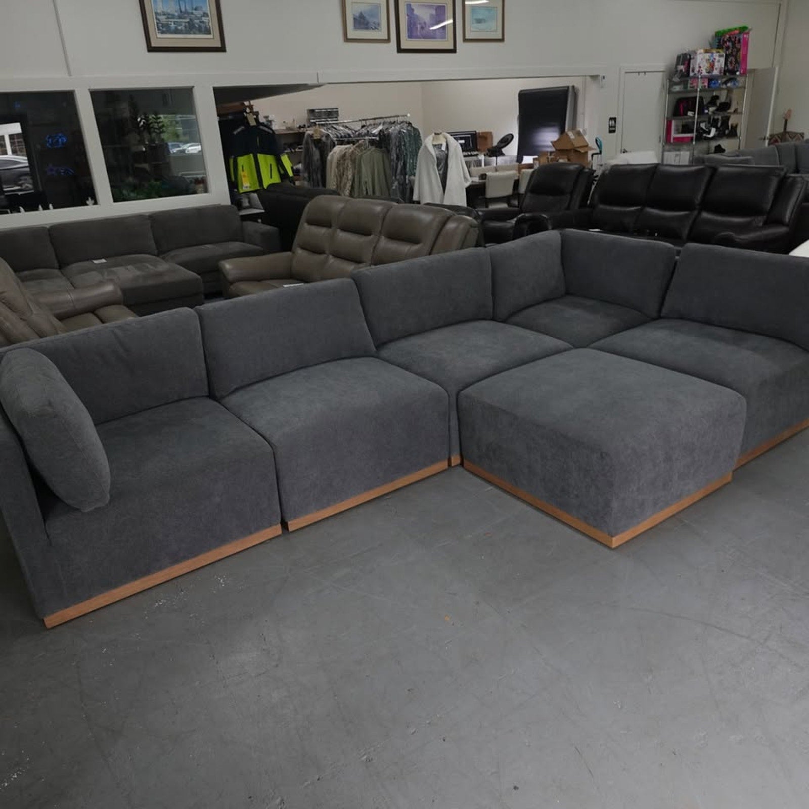 Henredon Murphy Fabric Modular Sectional with Ottoman
