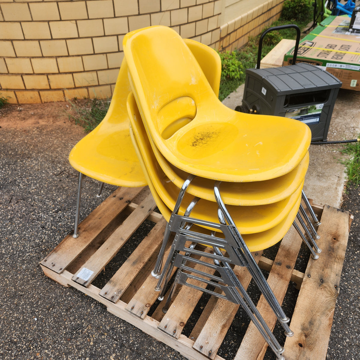 Yellow chairs Lot of 6