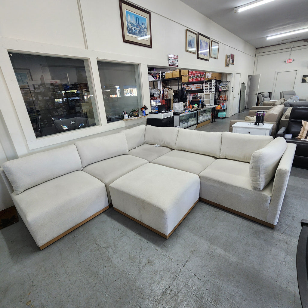Henredon Murphy Cream Fabric Modular Sectional with Ottoman