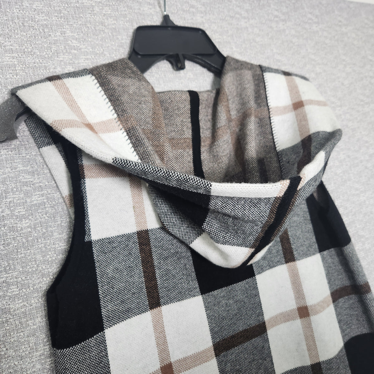 Max Studio Women's size XS V-Neck Sleeveless Blouse Plaid
