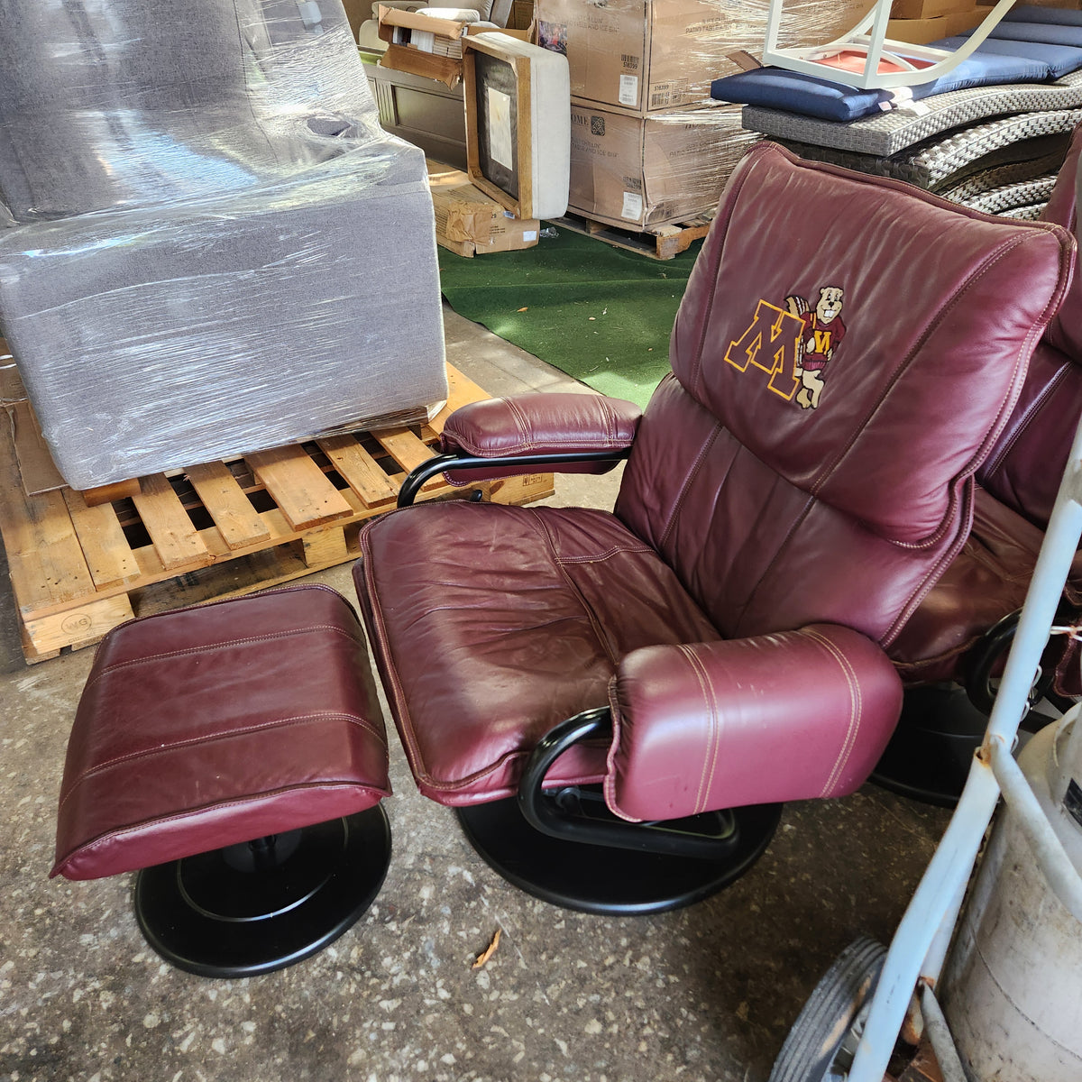 Minnesota Gophers Burgundy Swivel Reclining Cantilever Chair + Ottoman